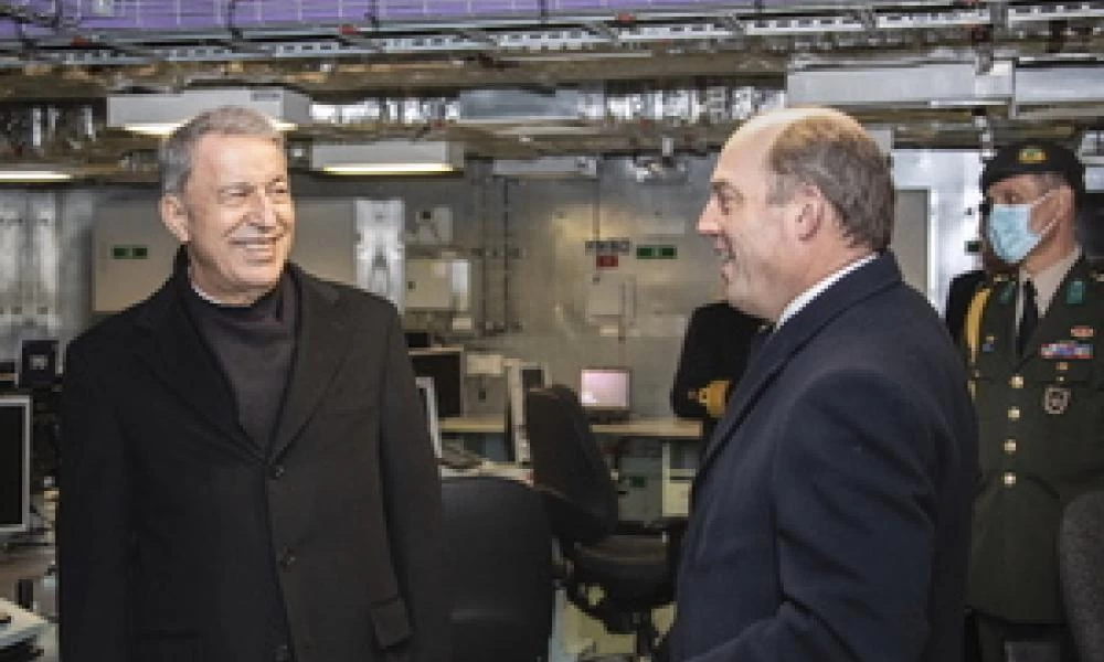 Ο Βρετανός ΥΠΑΜ Μ. Γουάλας υποδέχθηκε τον Χ. Ακάρ στο αεροπλανοφόρο HMS Prince of Wales - Τι συζητήθηκε;